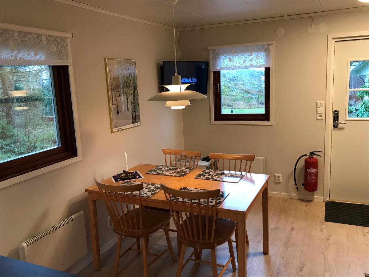 Stuga I Naturskoent Omrade Pa Vaestra Tjoern Saby Exterior photo