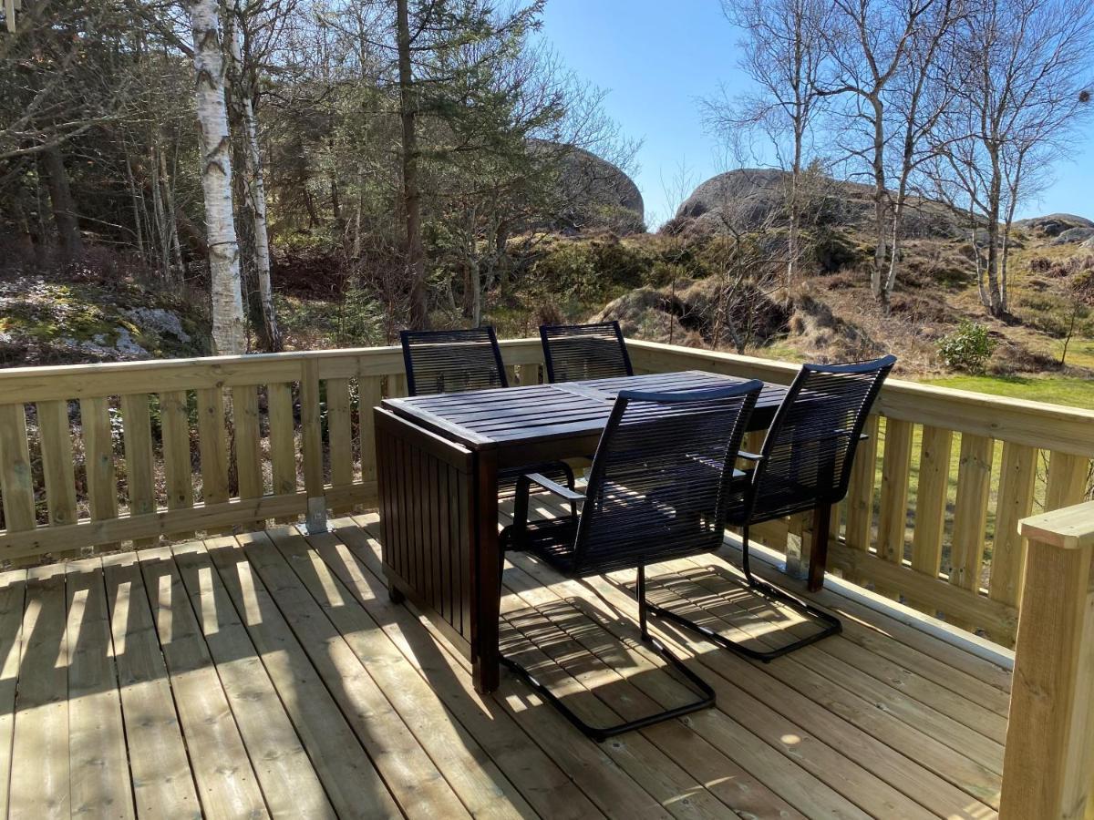 Stuga I Naturskoent Omrade Pa Vaestra Tjoern Saby Exterior photo