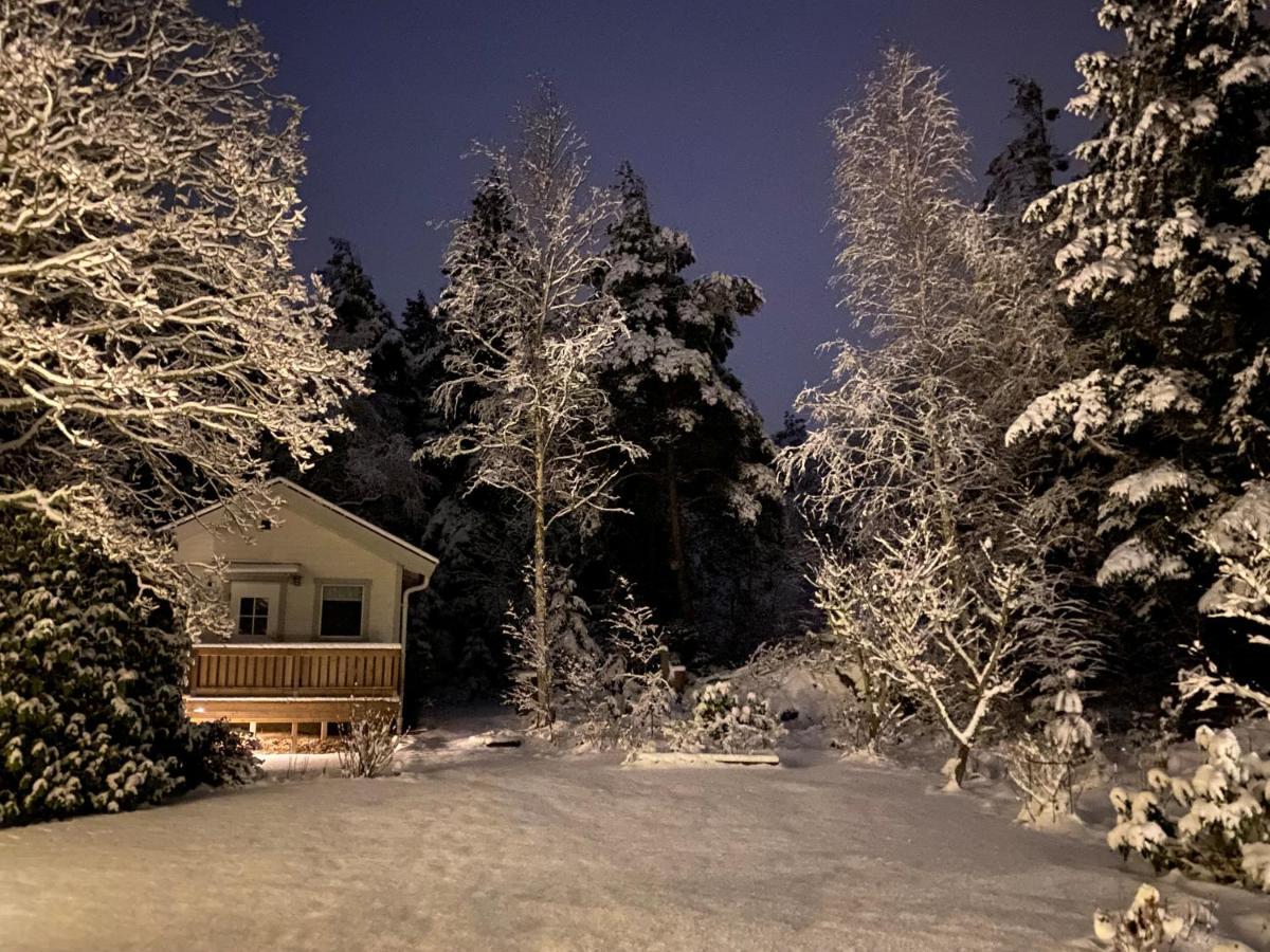 Stuga I Naturskoent Omrade Pa Vaestra Tjoern Saby Exterior photo