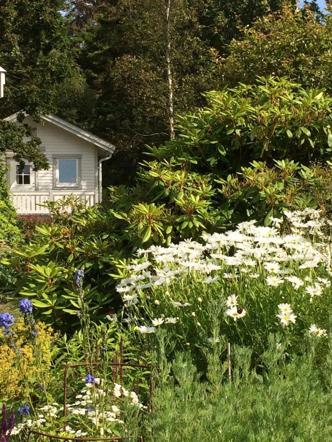 Stuga I Naturskoent Omrade Pa Vaestra Tjoern Saby Exterior photo
