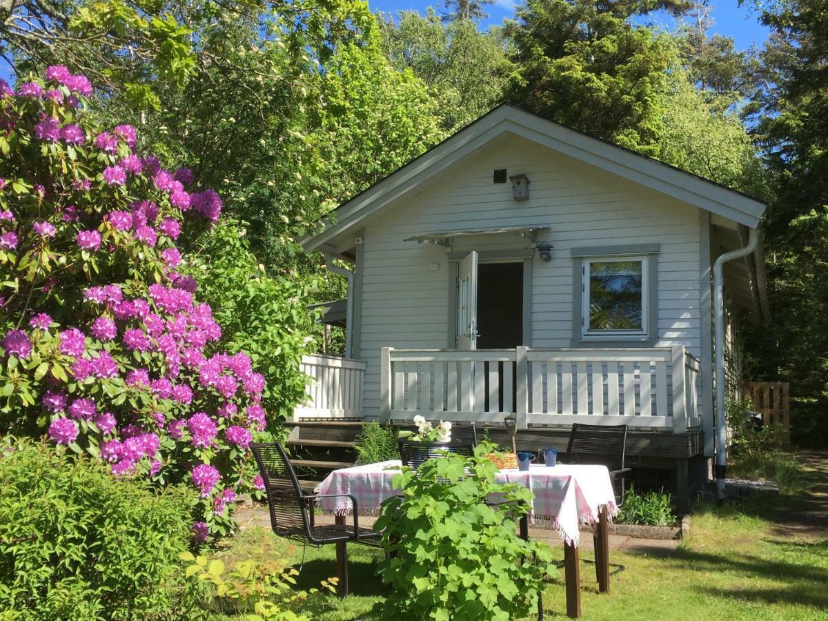 Stuga I Naturskoent Omrade Pa Vaestra Tjoern Saby Exterior photo