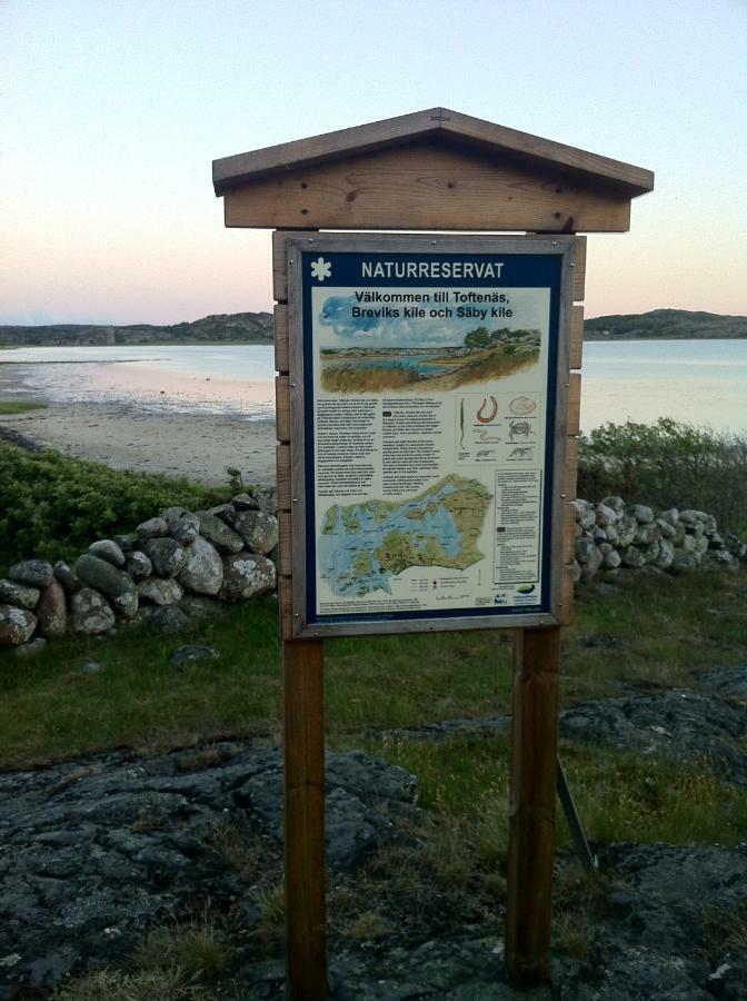 Stuga I Naturskoent Omrade Pa Vaestra Tjoern Saby Exterior photo