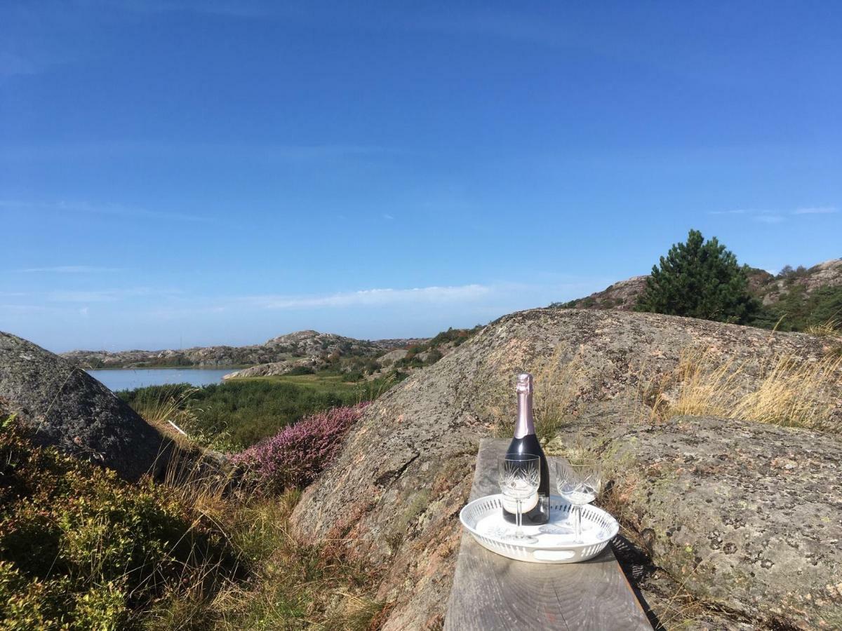 Stuga I Naturskoent Omrade Pa Vaestra Tjoern Saby Exterior photo